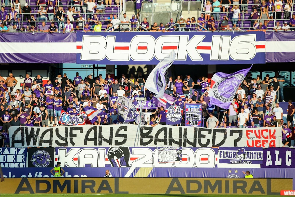 Austria-Fans protestieren gegen die UEFA. 