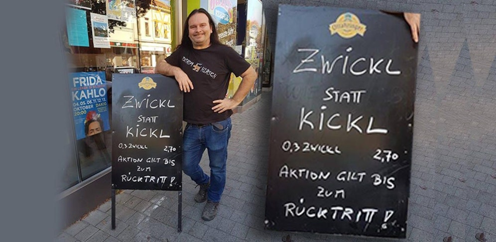 Wirt Andreas Hirsch wirbt mit der Aktion "Zwickl statt Kickl".