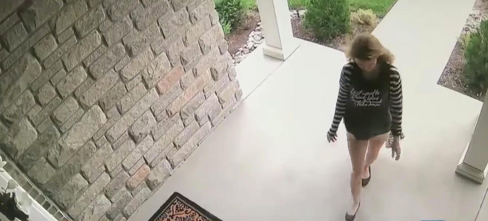 Auf frischer Tat ertappt: Eine Überwachungskamera zeigt Melissa B. (30) beim Diebstahl eines Pakets. 