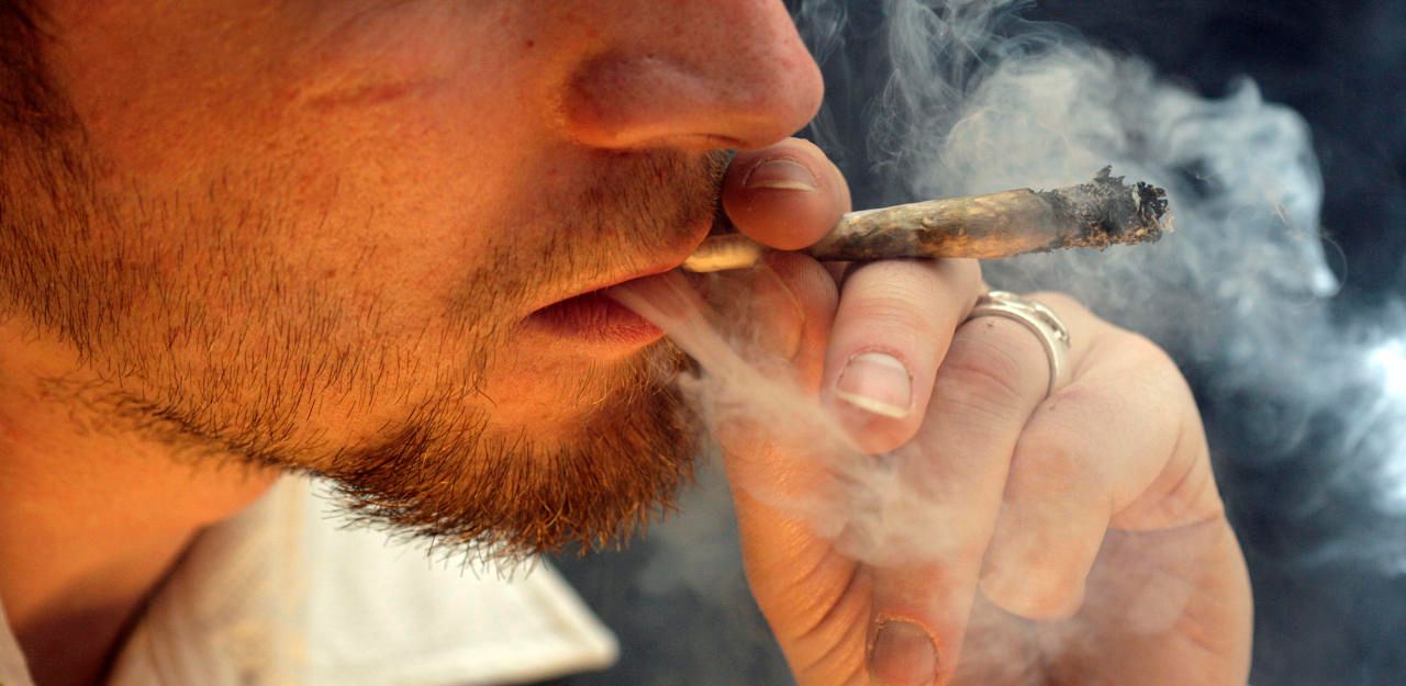 Heute.at - Drogenlenker gibt Polizei bei Kontrolle einen Joint