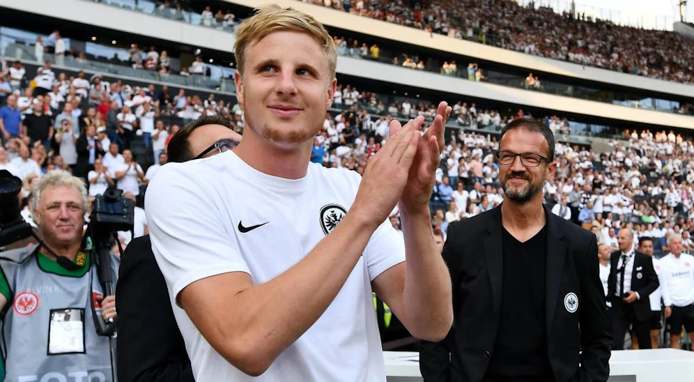 Martin Hinteregger mit Frankfurt-Boss Fredi Bobic.