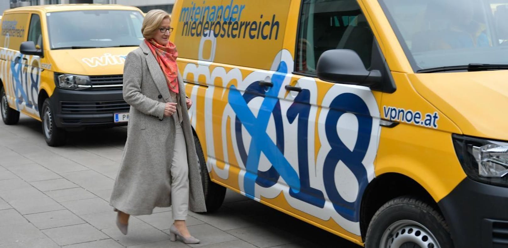 Die auffällig gefärbten Wahlkampfautos begleiten Mikl-Leitner bei ihrer Tour durch NÖ.