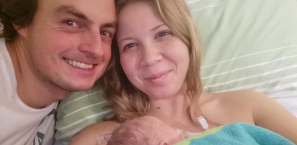 Ina-Nadine mit Freund und Sohn nach der Geburt