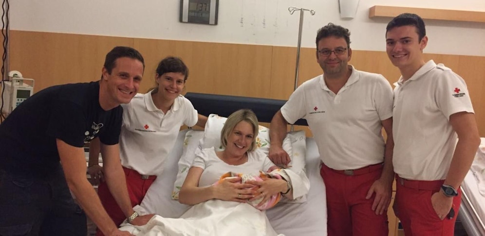 Die glücklichen Eltern mit ihrem Rotkreuz-Team: Papa Florian, Corinna Götterer, Mama Elisabeth mit Töchterchen Julia sowie Norbert Schmickl und Florian Wödl.