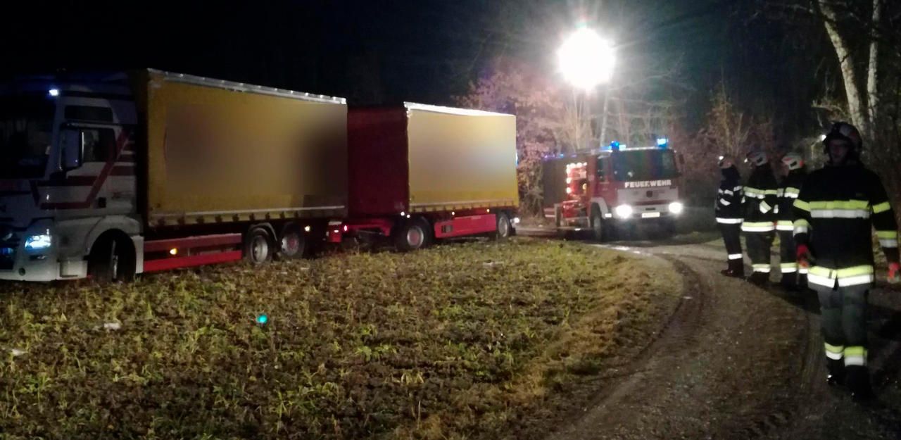 Heute.at - Lkw-Fahrer vertraut auf Navi – und landet im Acker