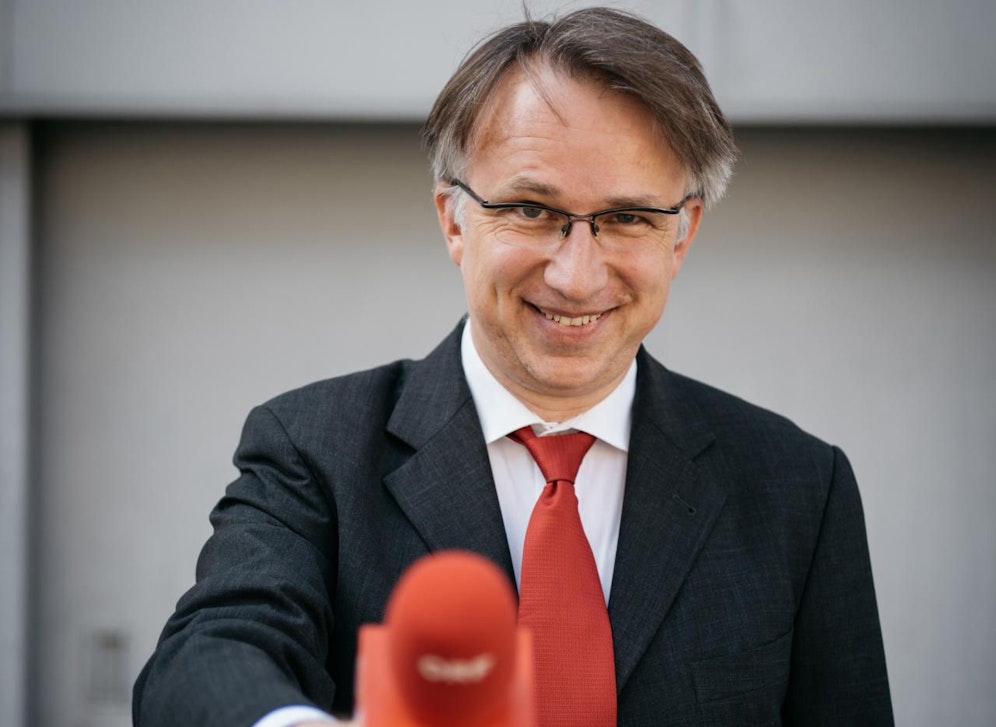 Der Anarcho-Reporter und Schreck aller Promis und Politiker packt nun am 06.11. auf einer Kleinkunstbühne in Baden aus.