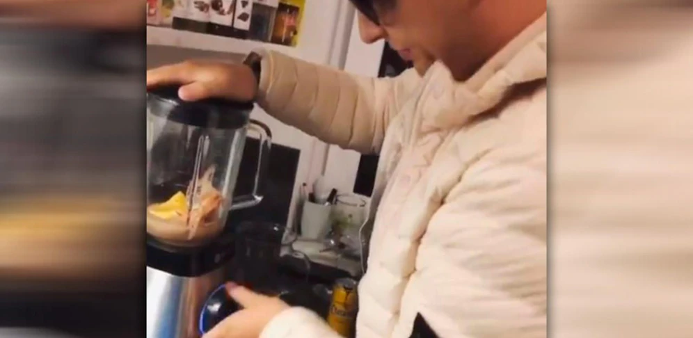 Der Rapper mixt sich einen 10-Euro-Schein.