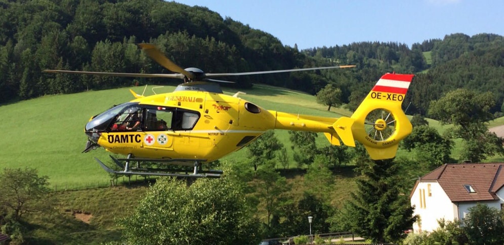 Frau prallte gegen Felsen: Mit schweren Beinverletzungen abtransportiert. 