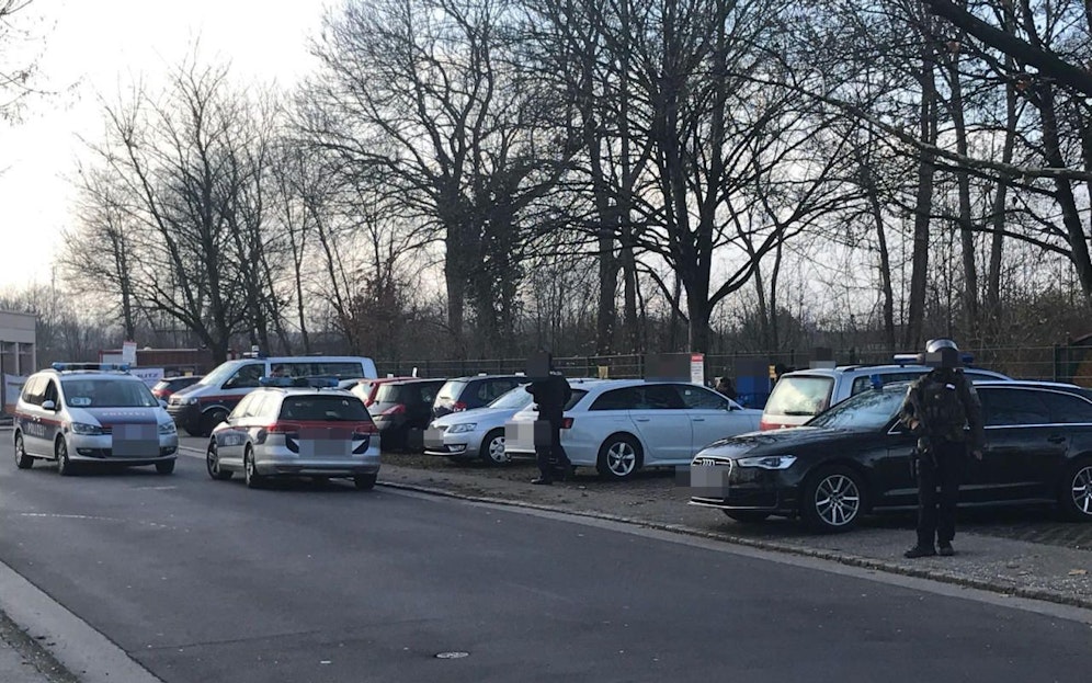 Im Linzer Süden kam es zu der Messerattacke. Der Täter floh, die Polizei riegelte das Gebiet sofort ab.