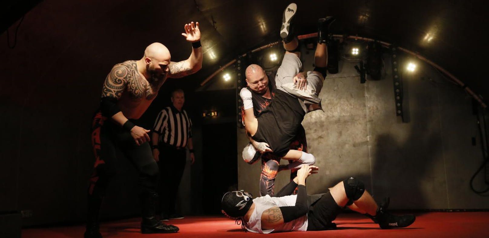 Humungus (r.) warf den Zombie-Wrestler im Weberknecht zu Boden.