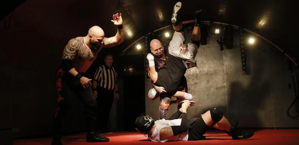 Humungus (r.) warf den Zombie-Wrestler im Weberknecht zu Boden.