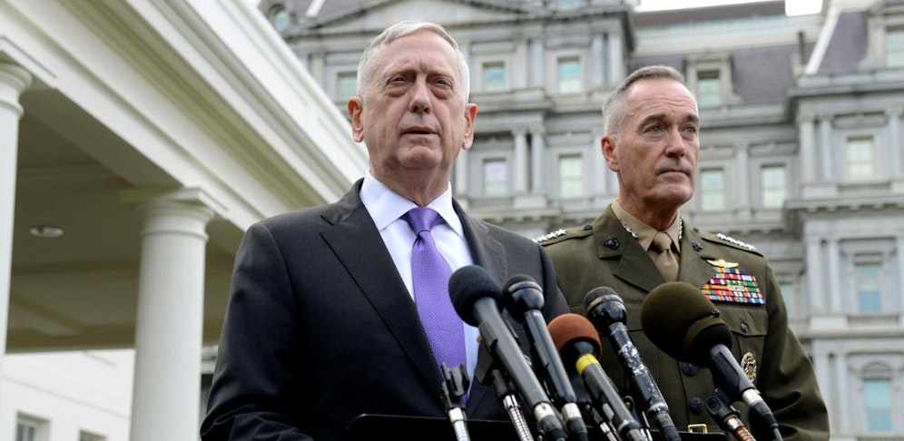 US-Verteidigungsminister James Mattis (l.) droht Nordkorea mit "massiver militärischer Reaktion" auf jegliche Aggression.