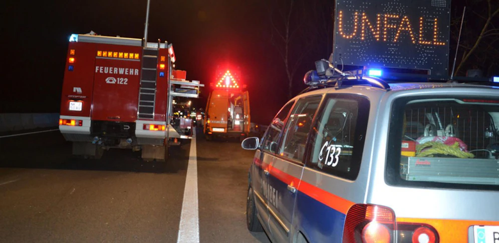 Ein Geisterfahrer hat auf der A2 einen schlimmen Unfall verursacht. (Symbolbild)