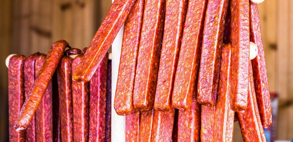 (Symbolbild) Mit Listerien-Bakterien verseuchte Wurst wurde von Deutschland auch nach Österreich exportiert.