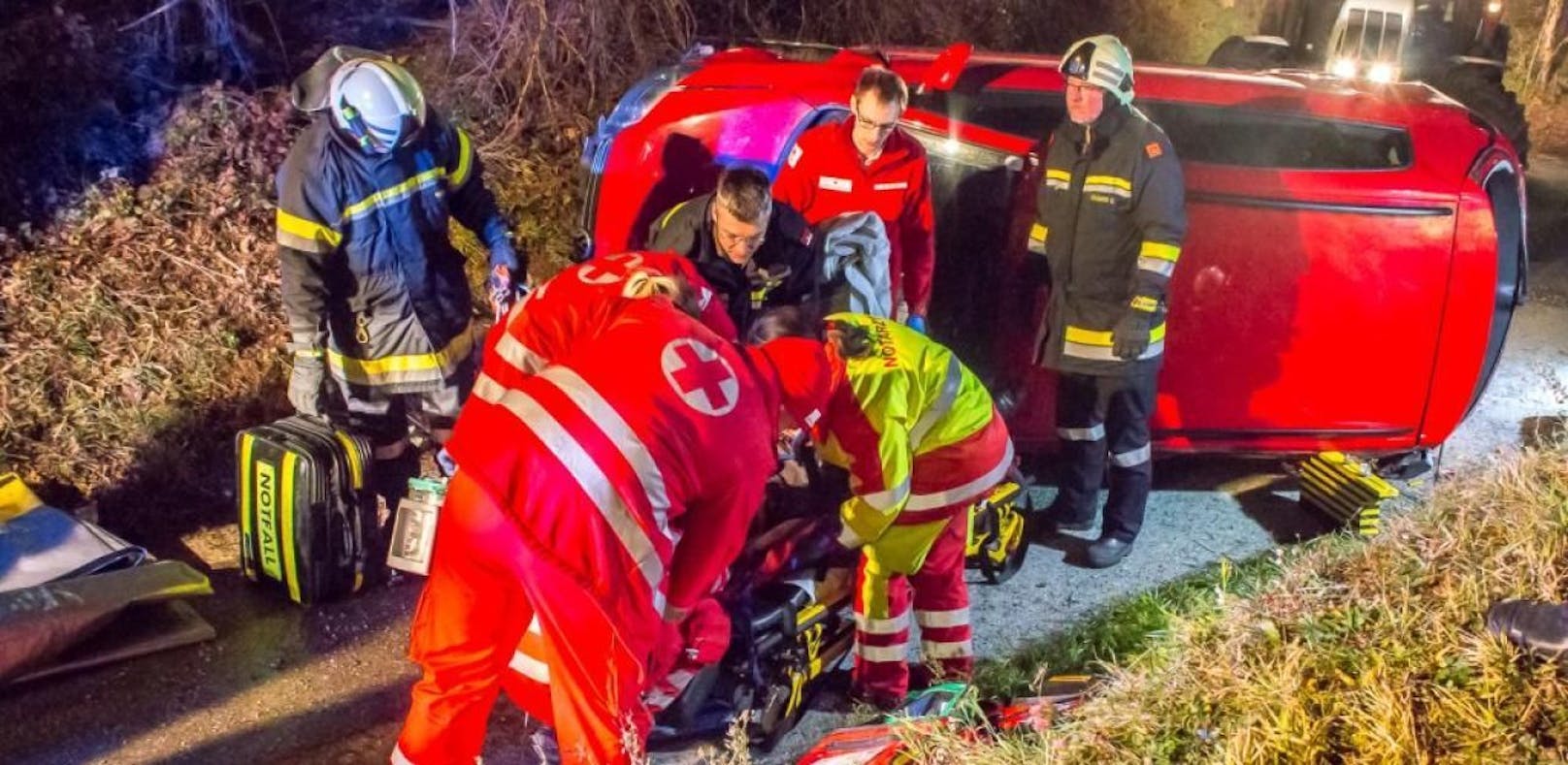 Verletzter Lenker nach Crash im Auto eingesperrt