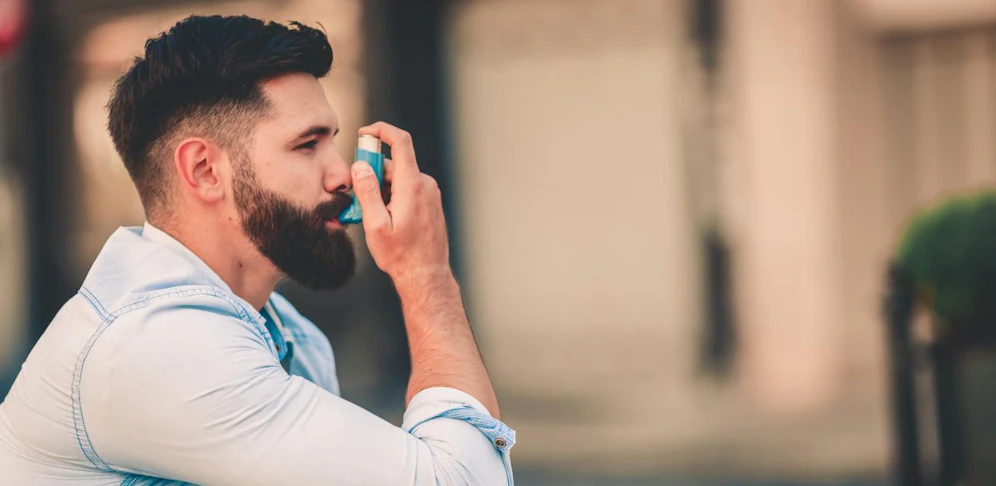 Mann mit Inhalator (Symbolbild). 