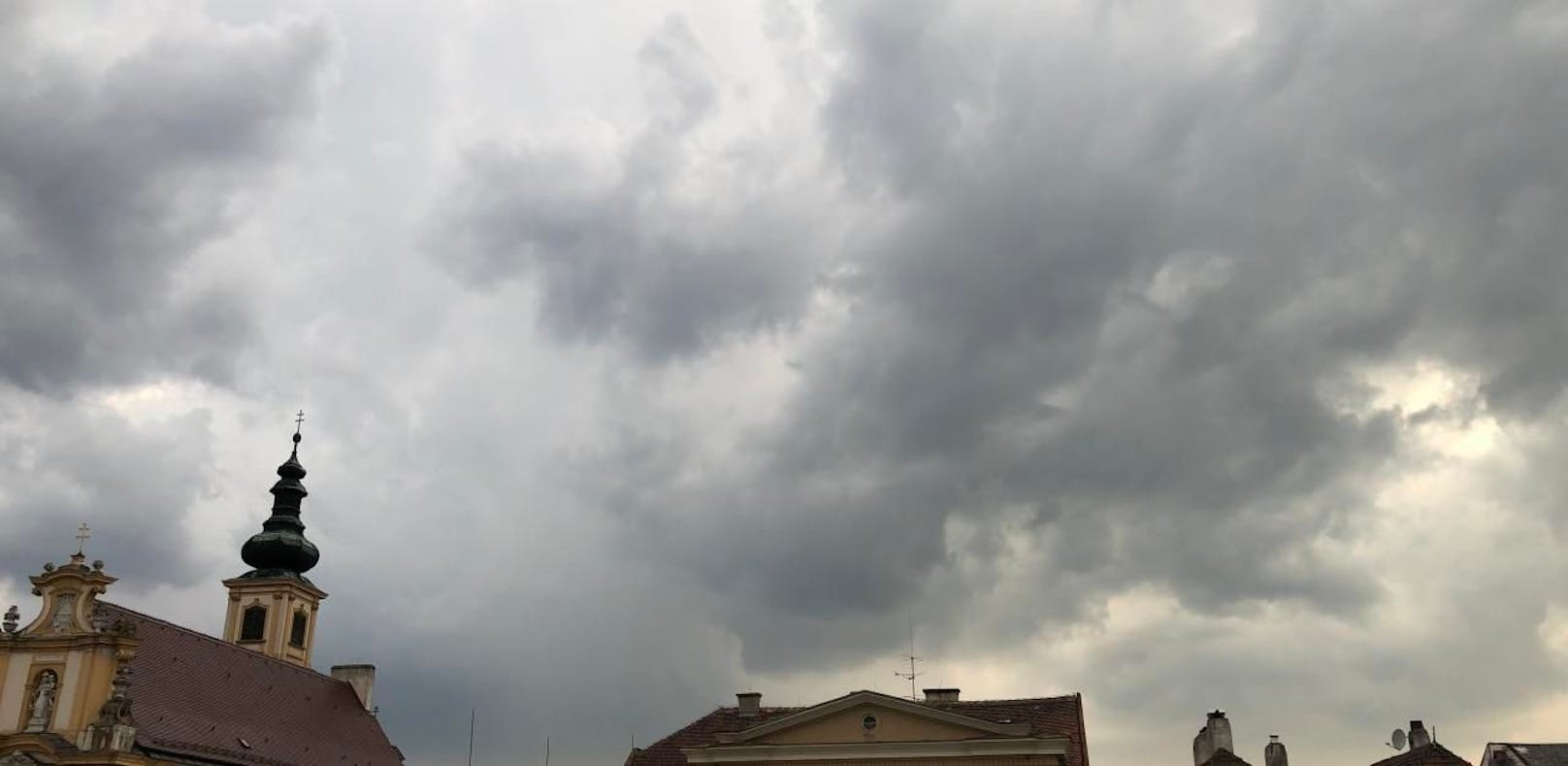 Gewitterwolken über St. Pölten am Donnerstag um 18:37 Uhr
