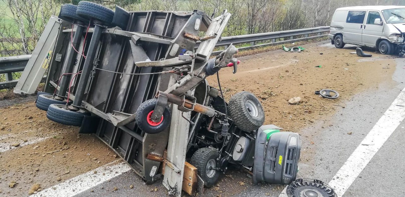 Kleinbus verlor bei Unfall Rasentraktor auf der A2