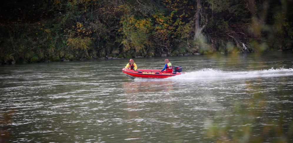 Eine Suchaktion in der Salzach. (Archivbild)