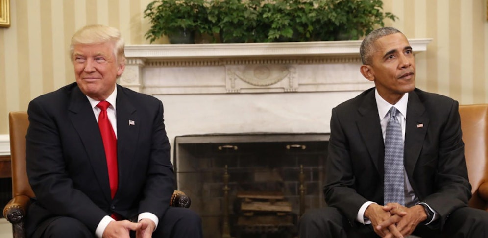 Der amtierende Präsident Donald Trump (l.) macht keinen Hehl daraus, die Errungenschaften seines Vorgängers Barack Obama rückgängig machen zu wollen.