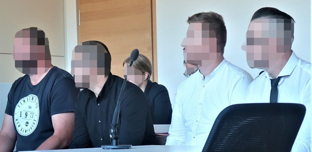 Die Angeklagten beim Prozess am Dienstag am Gericht Korneuburg.