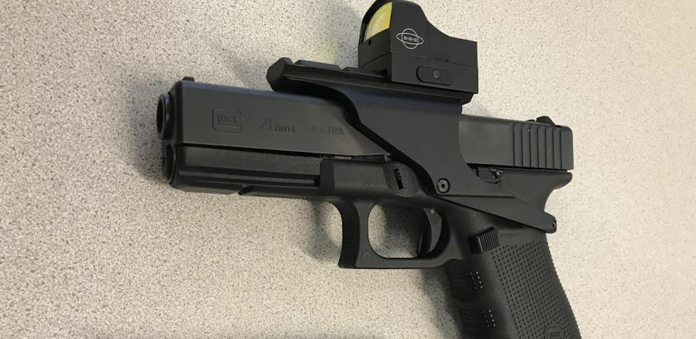 Mit dieser Glock 21 soll der Burgenländer in Velden aus einem fahrenden Wagen geballert haben.