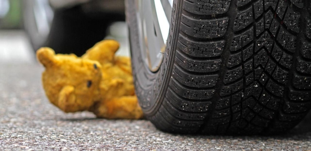 Der Autofahrer ergriff nach dem Unfall die Flucht (Symbolbild)