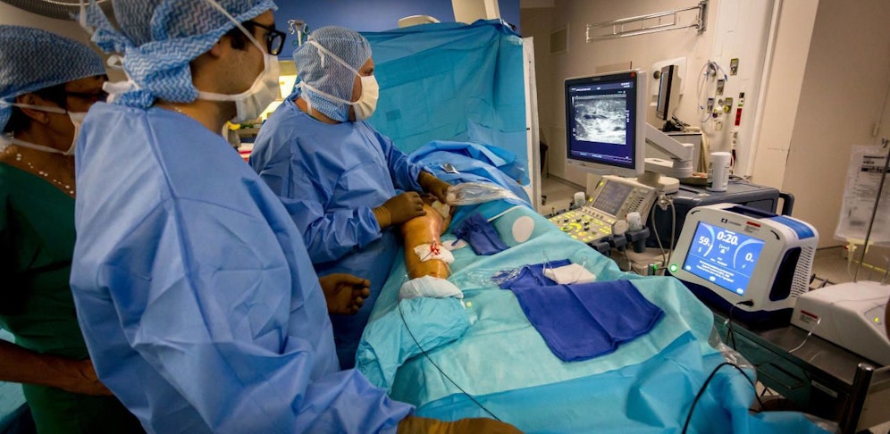 (Symbolbild) Der Arzt überredete den Patienten zu einer eigentlich unnötigen Operation - mit schweren Folgen.