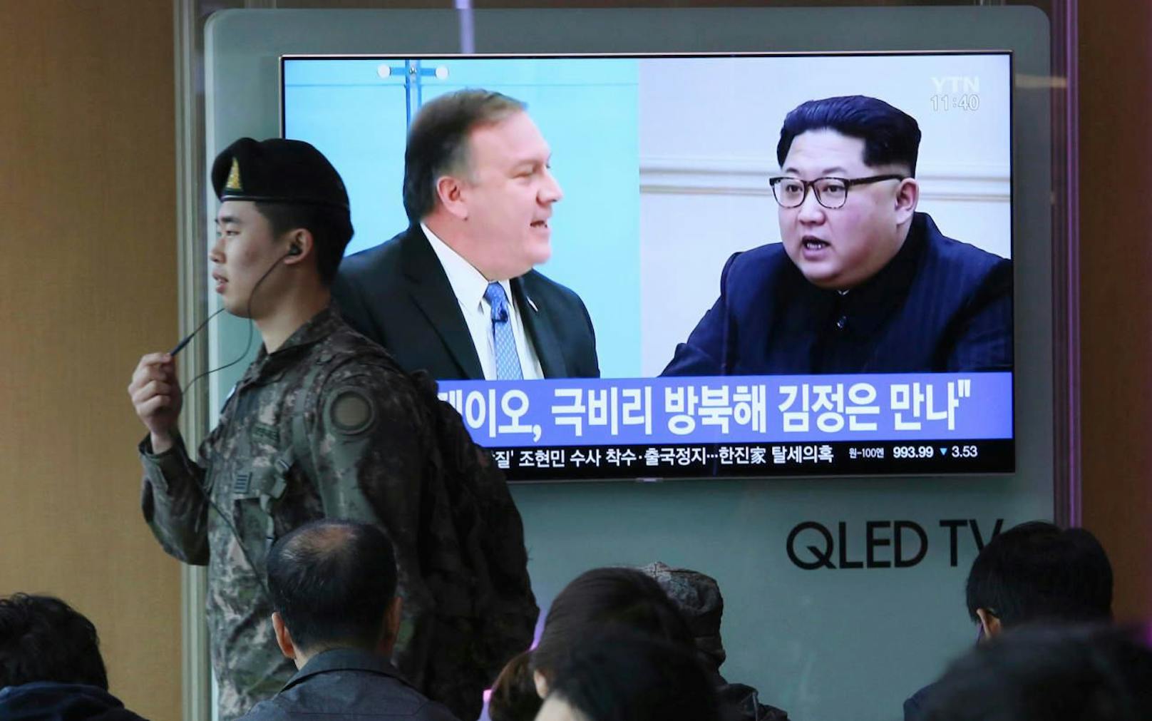 Ein südkoreanischer Soldat vor einem Fernseher, der CIA Director Mike Pompeo (l.) und Nordkoreas Diktator Kim Jong-un während eines Nachrichtenbeitrages zeigt.