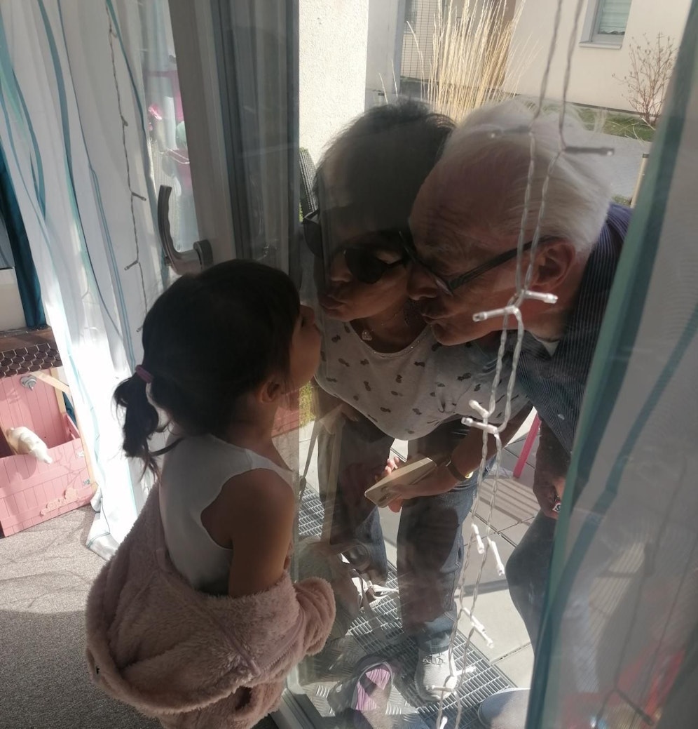 Großeltern und Enkelin zu Zeiten von Corona