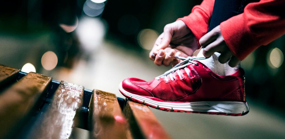 Die Polizei sucht nach einem Mann, der eine Tarnjacke und rote Schuhe trug.