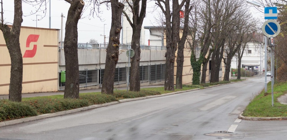 Der 18-Jährige sprang vom Parkdeck rund sechs Meter in die Tiefe. Er wurde ins Spital gebracht.