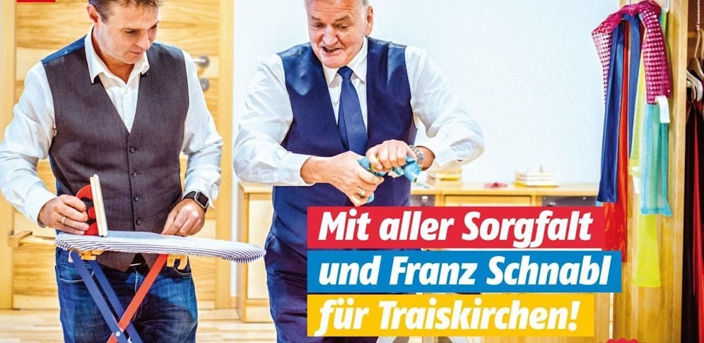 Andi Babler lauscht den Anweisungen von SPNÖ-Spitzenkandidaten Franz Schnabl.