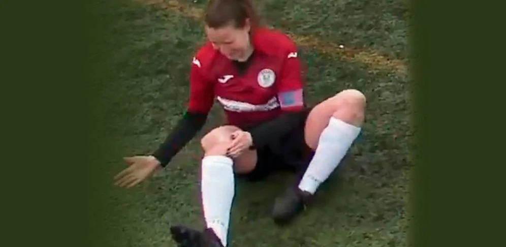 Einfach mal so die Kniescheibe wieder "reinschlagen"? Kein Problem für die schottische Fußballerin Jane O`Toole!