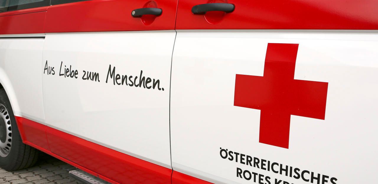 Heute.at - Baum auf Auto: Beifahrerin starb, Lenker verletzt