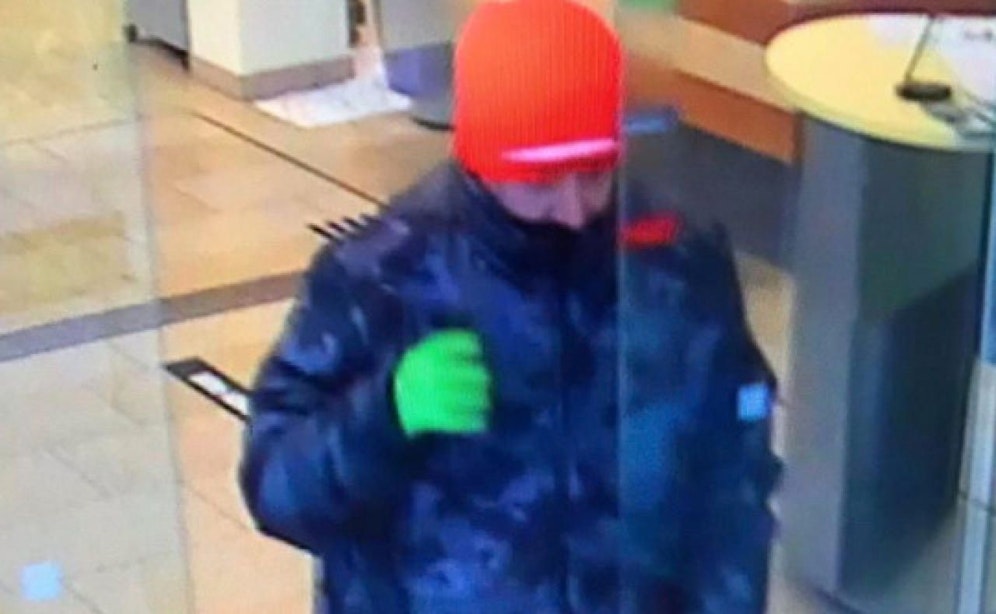 Die Polizei sucht nach dem Banküberfall in Urfahr nach diesem Täter mit roter Haube.