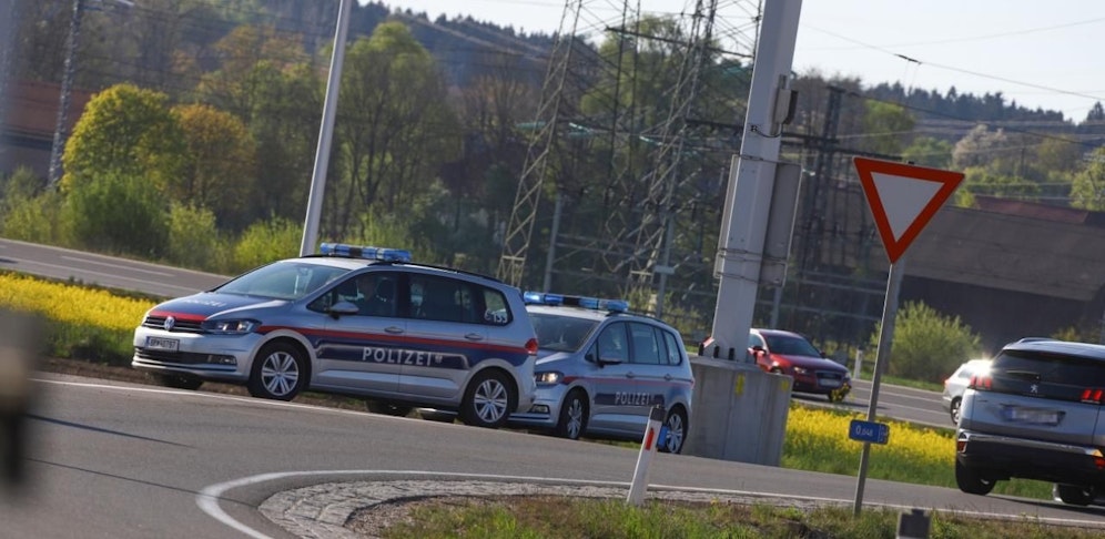 Beamte der Exekutive stoppten einen Hochzeitskonvoi. Aus einem der Fahrzeuge wurden Schüsse abgegeben.