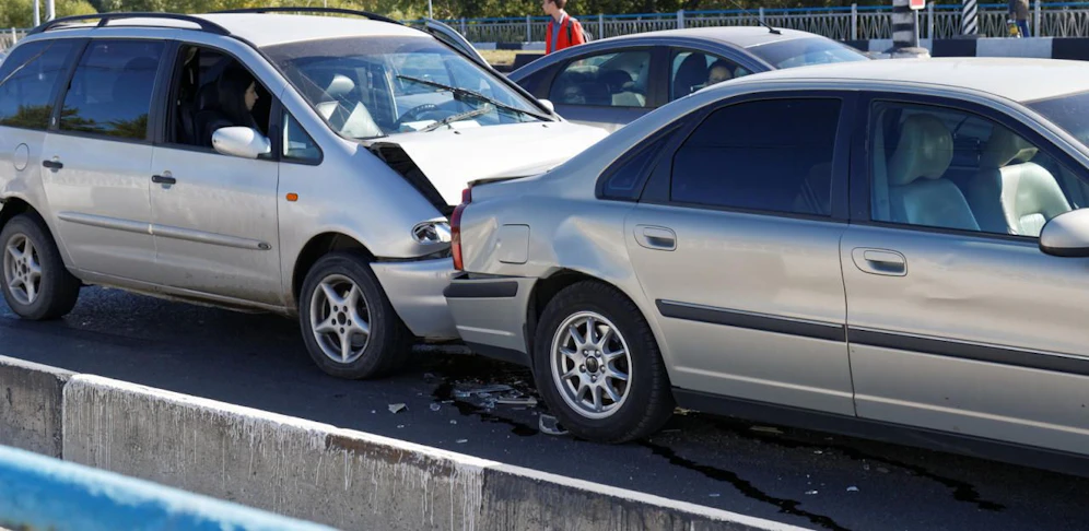 Am Auto der Frau entstanden Blechschäden.