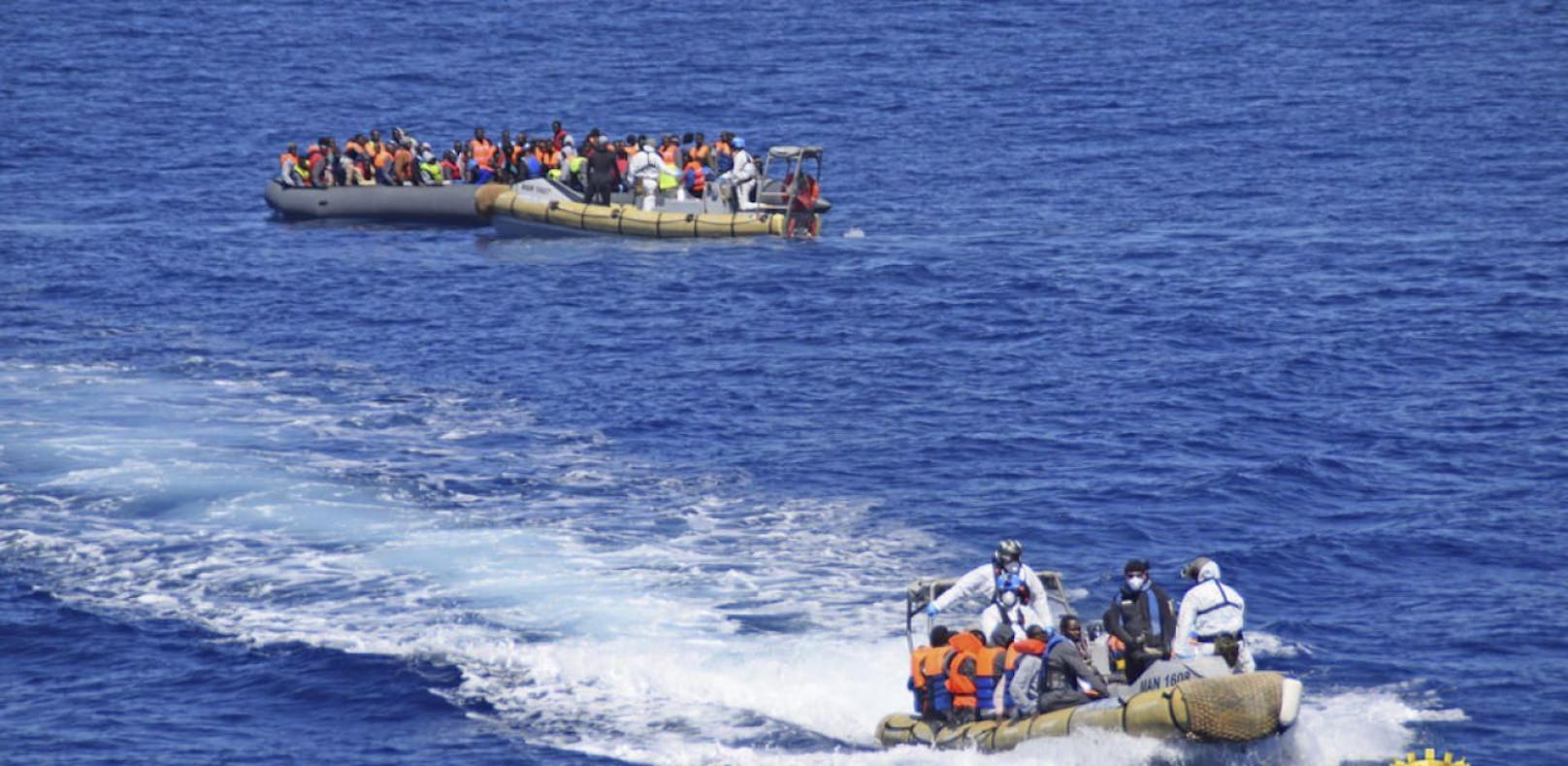 Migranten aus Afrika versuchen, mit kleinen Booten über das Mittelmeer nach Europa zu kommen.