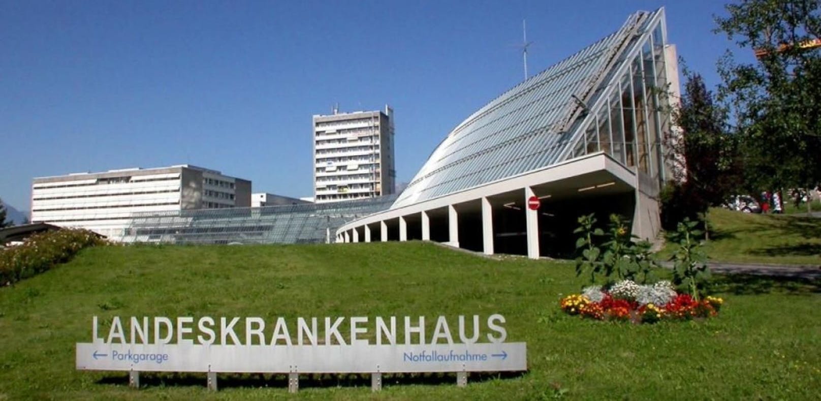 Ein Jugendlicher wurde mit schweren Verletzungen in das LKH Bregenz eingeliefert.
