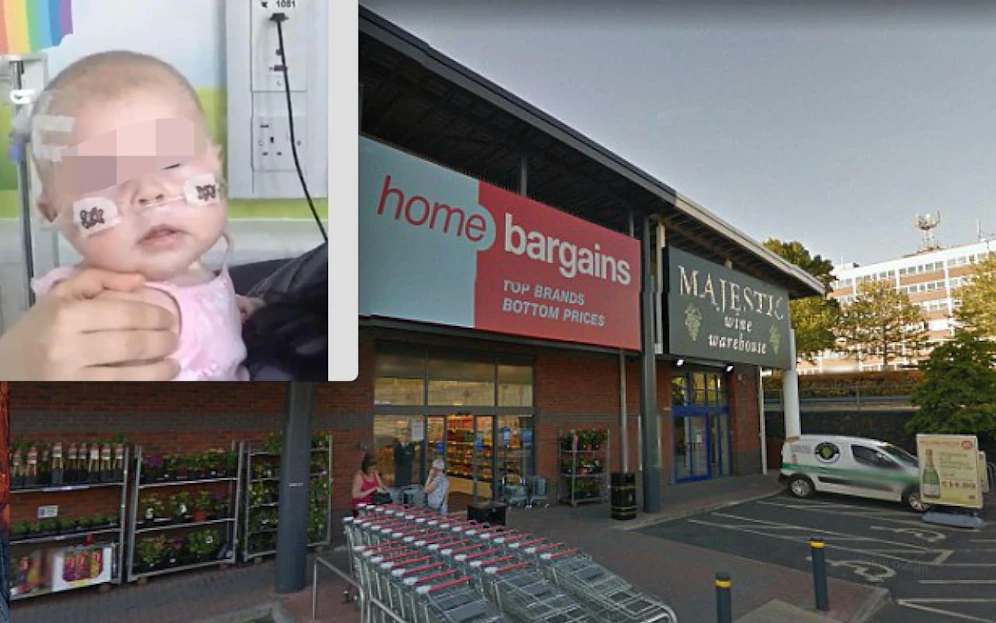 Opfer und Tatort: Der kleine Bub (3) soll im Supermarkt "Home Bargains" mit Säure überschüttet worden sein. 