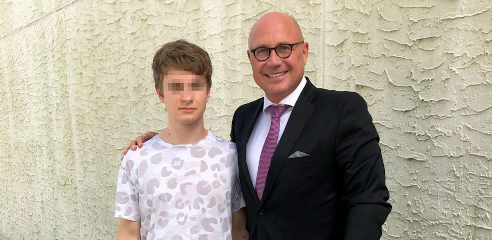 Mit Schrammen, aber glücklich: Leo S. mit Anwalt Christian Thier.