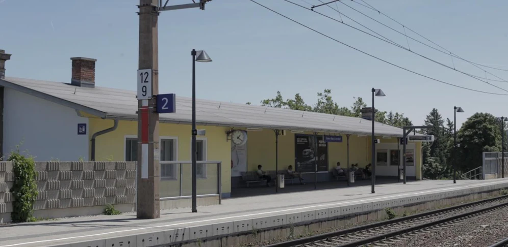 Am Bahnhof Brunn stürzte der Senior, Isabell half und stand dann alleine da.