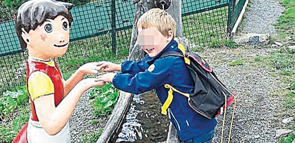 Der kleine Elias vor dem Badedrama