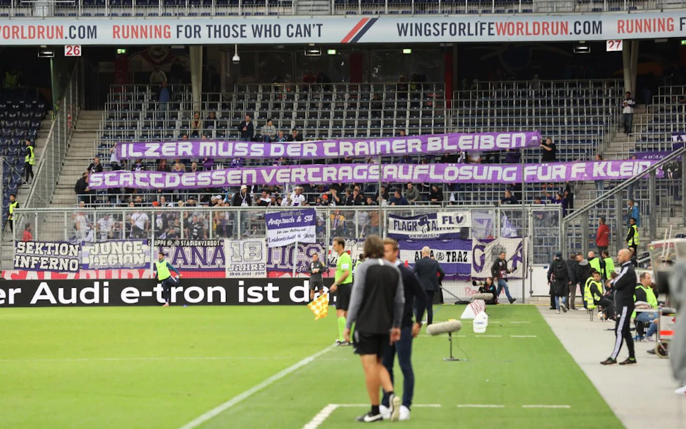 Austria-Fans greifen Florian Klein an.