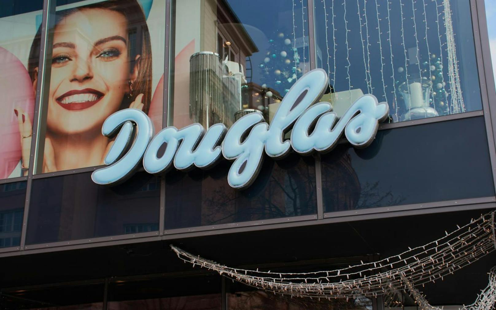 Parfumeriekette Douglas plant die Schließung von 3 % seiner weltweiten Niederlassungen. 