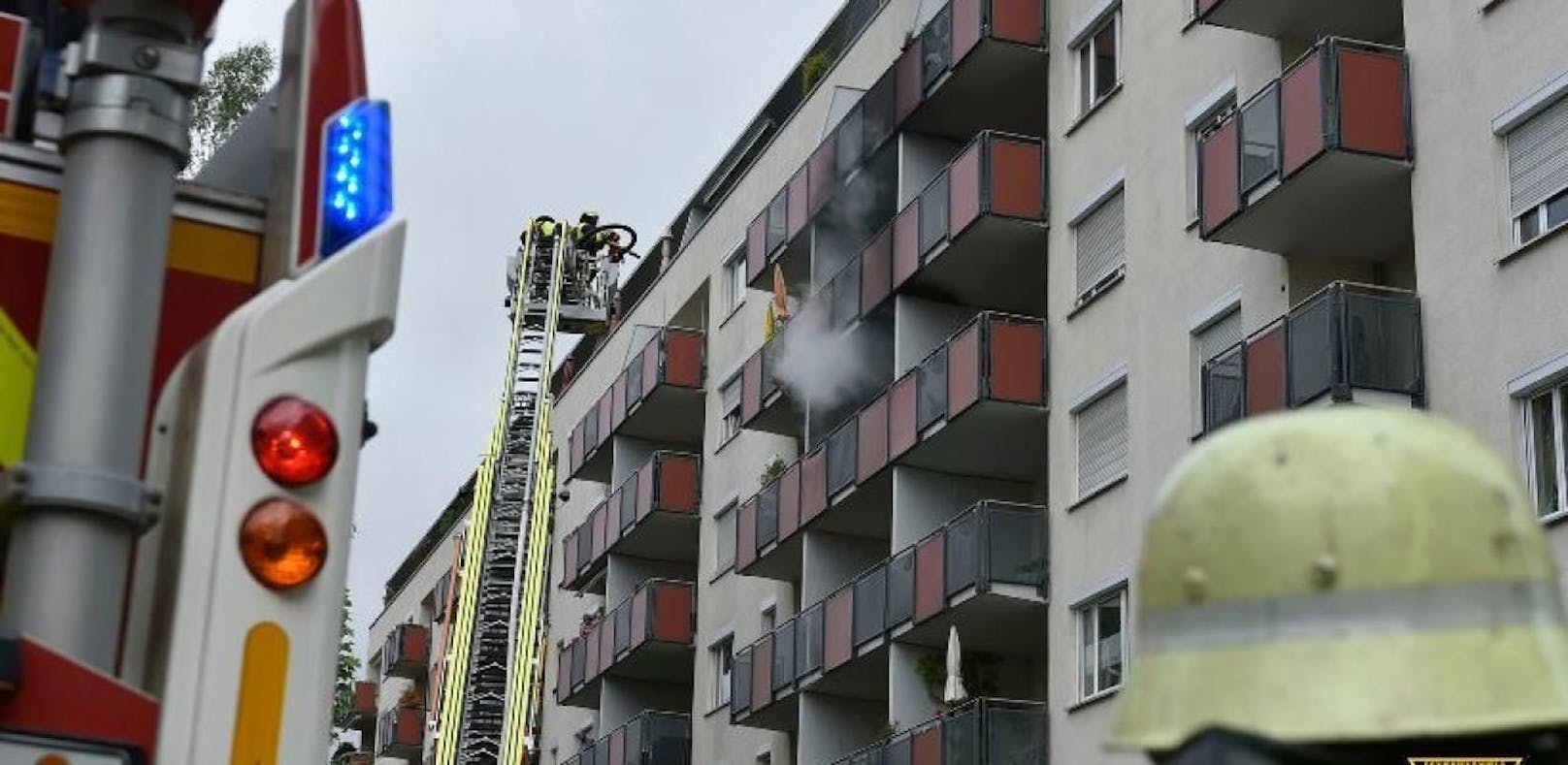 Schlechte Idee: Eine Münchnerin wollte ihr Wespennest loswerden - und zündete den Balkon an. (Bild: Feuerwehr München)