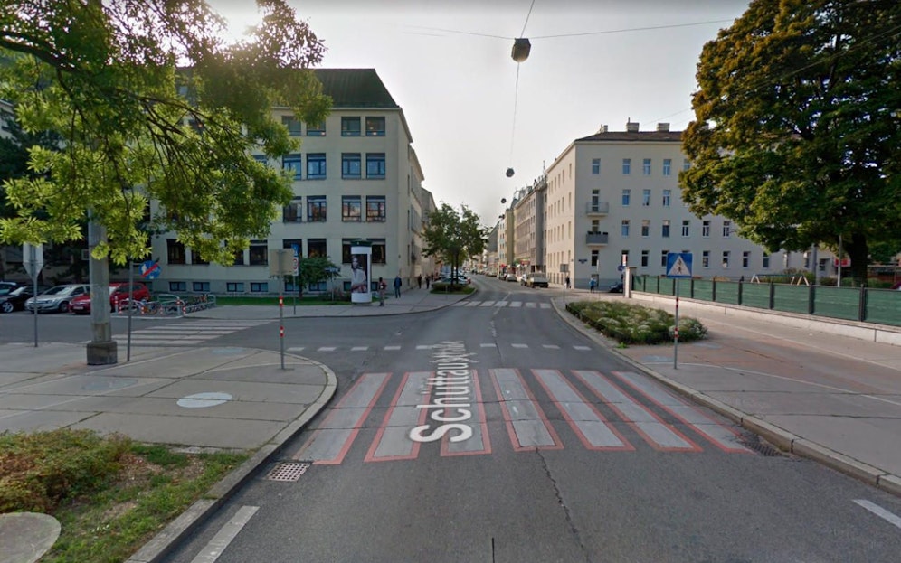 Blick auf den Kreuzungsbereich Schüttaustraße mit der Schödlbergergasse im 22. Bezirk