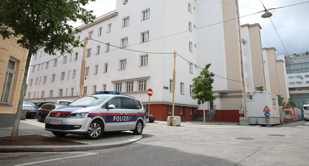 Polizei schützte Mann in Gemeindebau.