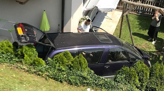 Die Kinder landeten mit dem Auto im Garten eines Hauses